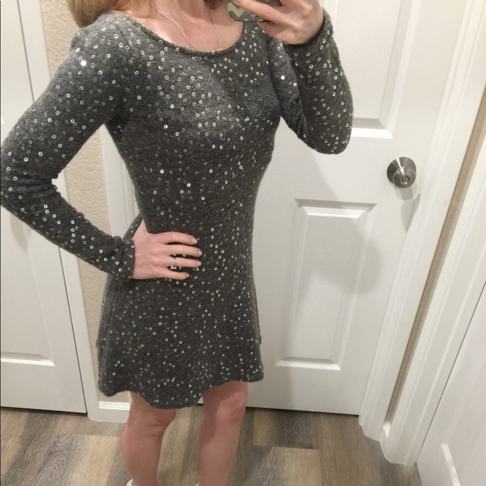 Vanewings Grey Sequin sleeved dress size small.